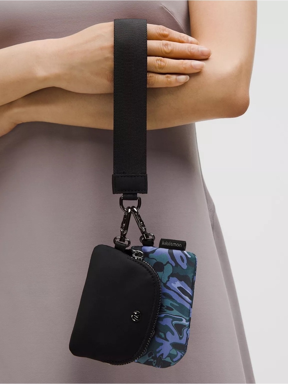 146 🆕💙 Lululemon Dual Pouch Wristlet Flower Meld Mini Multi Gunmetal